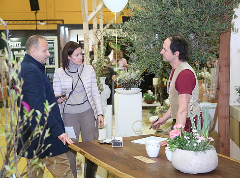 An den St&auml;nden der Firmen kommen Kunden und Dienstleister bei der Regioschau Kraichgau ins Gespr&auml;ch.