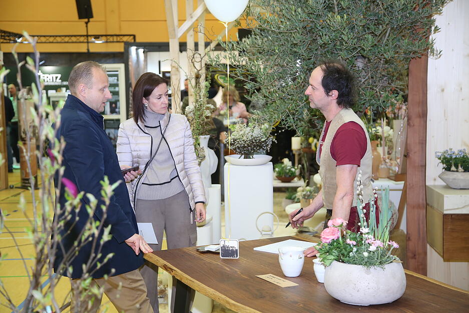 An den St&auml;nden der Firmen kommen Kunden und Dienstleister bei der Regioschau Kraichgau ins Gespr&auml;ch.