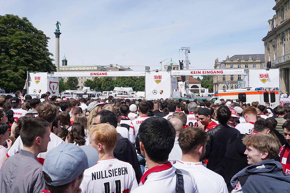 DFB-Pokalfinale: Warteschlangen beim Einlass für das Public Viewing auf dem Schlossplatz in Stuttgart. DFB-Pokalfinale: Warteschlangen beim Einlass für das Public Viewing auf dem Schlossplatz in Stuttgart.