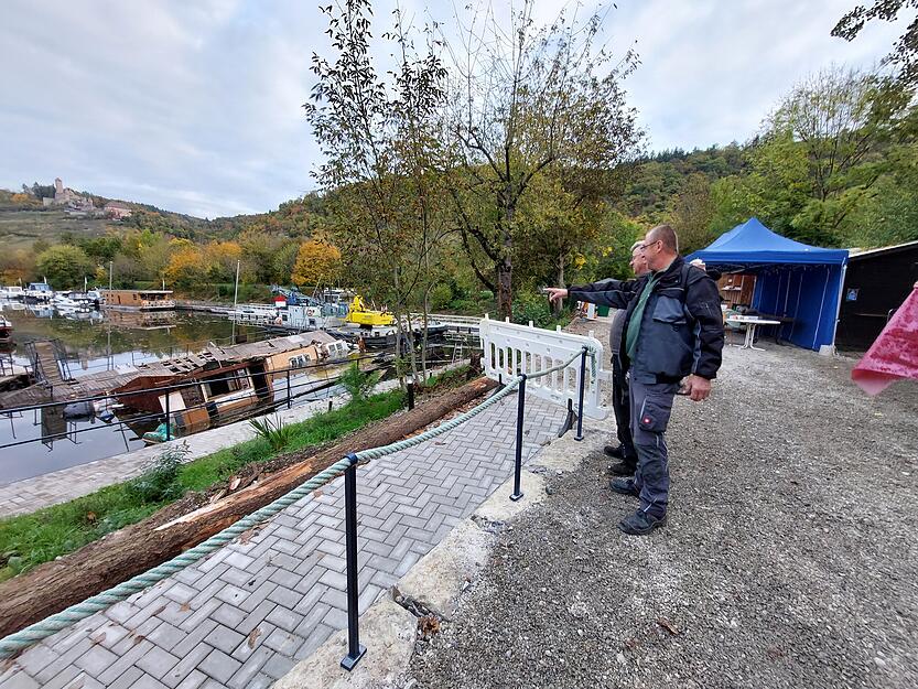 Am Ende glückt die Bergung des Vereinsheims aus dem Neckar. Auf den Bootsverein Haßmersheim kommt mit Abriss und Entsorgung noch viel Arbeit zu.