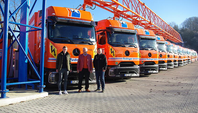 Max und Roland R&uuml;dinger mit Daimler-Trucks-Vertriebler Harald Kraft. Alleine zw&ouml;lf E-Actros wurden von der Krautheimer Spedition in den vergangenen Wochen in Betrieb genommen.