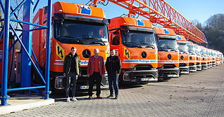 Max und Roland R&uuml;dinger mit Daimler-Trucks-Vertriebler Harald Kraft. Alleine zw&ouml;lf E-Actros wurden von der Krautheimer Spedition in den vergangenen Wochen in Betrieb genommen.