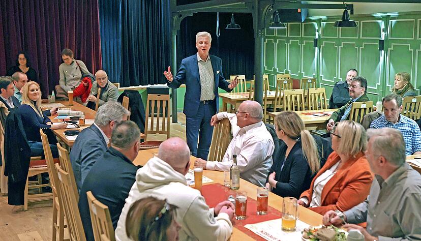 Stimme-Chefredakteur Uwe Ralf Heer diskutierte zum Abschluss der Jahresaktion "12 Monate, 12 Regionen" mit Leserinnen und Leser in Neckarsulm. Stimme-Chefredakteur Uwe Ralf Heer diskutierte zum Abschluss der Jahresaktion "12 Monate, 12 Regionen" mit Leserinnen und Leser in Neckarsulm.