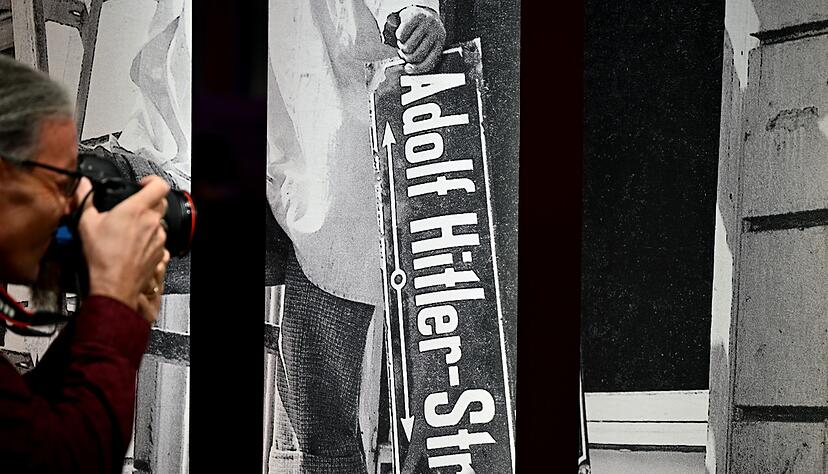 In der Ausstellung "Nach Hitler" geht es um die Auseinandersetzung mit dem Nationalsozialismus. (Archivbild) In der Ausstellung "Nach Hitler" geht es um die Auseinandersetzung mit dem Nationalsozialismus. (Archivbild)