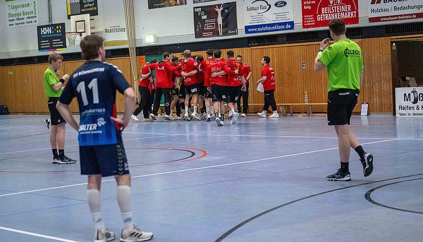 Frust und Freude: W&auml;hrend Yannick Herter (links) vom TSV B&ouml;nnigheim entt&auml;uscht die Arme in die Seiten stemmt, bejubeln die Spieler der SG Schozach-Bottwartal den 33:30-Sieg im Derby.