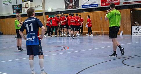 Frust und Freude: W&auml;hrend Yannick Herter (links) vom TSV B&ouml;nnigheim entt&auml;uscht die Arme in die Seiten stemmt, bejubeln die Spieler der SG Schozach-Bottwartal den 33:30-Sieg im Derby.