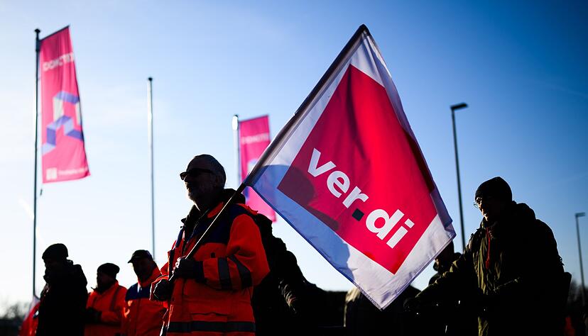 Verdi-Mitglieder gehen auf die Stra&szlig;e. (Archivbild)