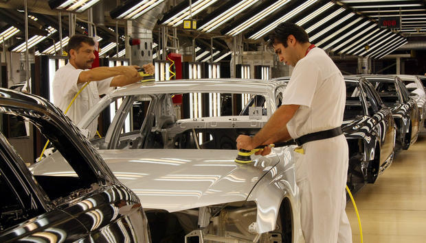 In der Lackiererei laufen der neue A4 (im Bild) und der A6 über eine Linie. In der Lackiererei laufen der neue A4 (im Bild) und der A6 über eine Linie.