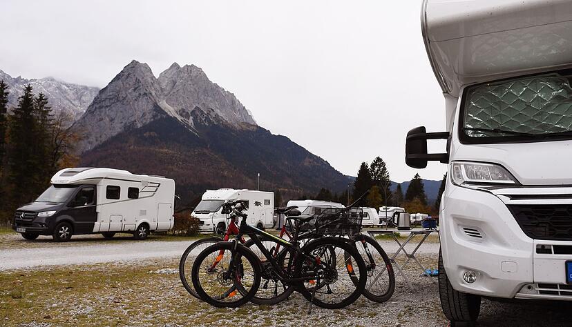 Gegen muffigen Geruch oder Schimmel: Beim Campen in den kalten Monaten ist es wichtig, genug zu heizen, da warme Luft Feuchtigkeit besser aufnehmen kann als kalte.