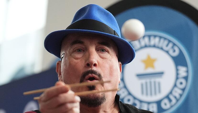 Insgesamt schaffte es Joe Alexander, elf Eier mit den St&auml;bchen zu fangen.