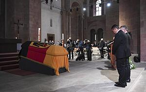 Bundesinnenminister Thomas de Maiziere (r, CDU) und Bundesau&szlig;enminister Sigmar Gabriel (SPD) nehmen im Dom zu Speyer Abschied am Sarg von Altkanzler Helmut Kohl.