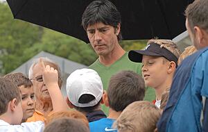 Als Assistenztrainer der deutschen Nationalmannschaft musste Joachim Löw in Zuzenhausen viele Autogrammwünsche erfüllen. Als Assistenztrainer der deutschen Nationalmannschaft musste Joachim Löw in Zuzenhausen viele Autogrammwünsche erfüllen.