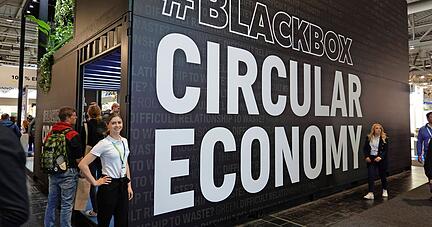 Am Stand von Prezero: Von außen ein schwarzer Block mit dem Hashtag Circular Economy, innen die Auflösung: Green Future. Julia Bechtel hat das Konzept mit erarbeitet.