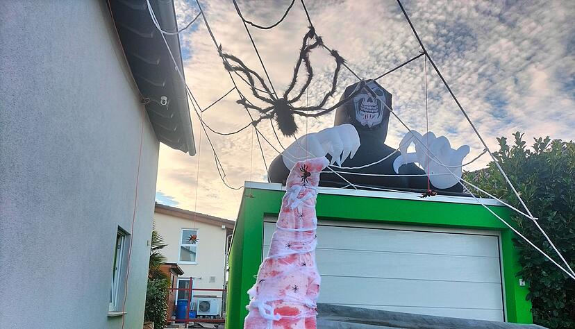 Familie Gramm  aus Neckarwestheim liebt Halloween – und setzt auf ausgefallene Dekoration.