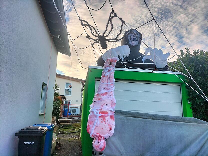 Familie Gramm  aus Neckarwestheim liebt Halloween – und setzt auf ausgefallene Dekoration.