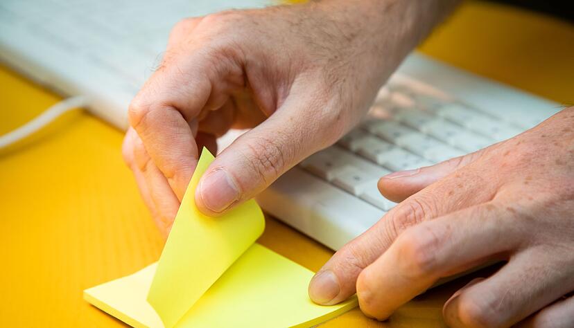 Schritt 1: Klebezettel abziehen. Schritt 1: Klebezettel abziehen.