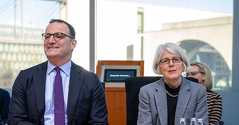 Corona-Aufarbeitung im Bundestag: Jens Spahn und die frühere Sonderermittlerin Margaretha Sudhof. Corona-Aufarbeitung im Bundestag: Jens Spahn und die frühere Sonderermittlerin Margaretha Sudhof.