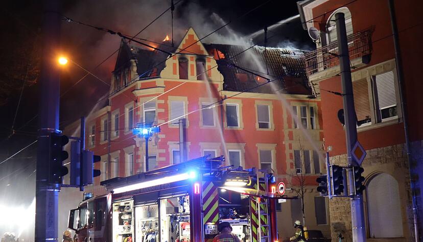 Zahlreiche Einsatzkr&auml;fte sind in der Nacht und am fr&uuml;hen Morgen im Einsatz, um die Flammen zu l&ouml;schen.