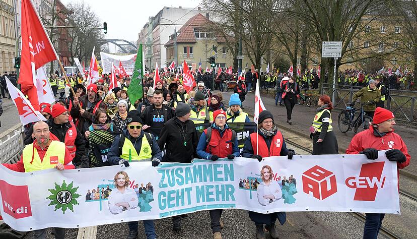 Mit Protesten begleiteten Besch&auml;ftigte die Verhandlungen in Potsdam.