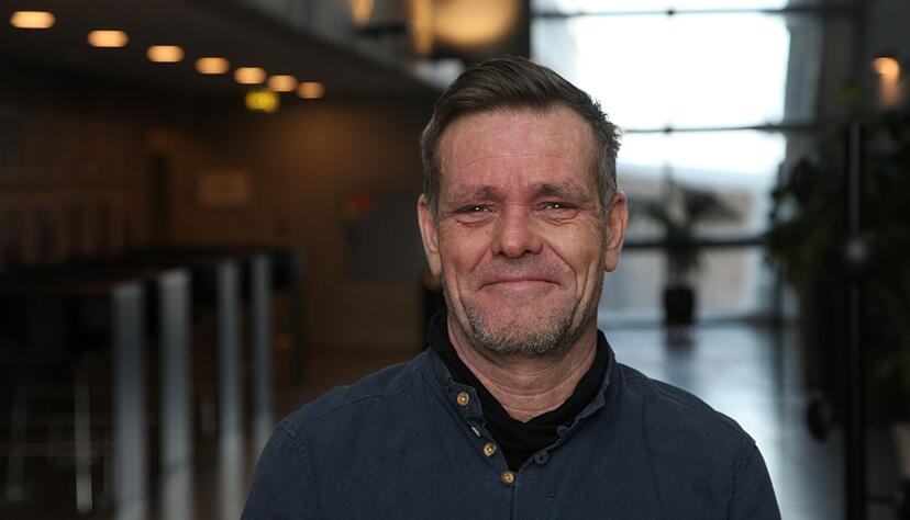 Der Forscher Pelle Tejsner erkl&auml;rt, wie wichtig das Eis f&uuml;r die Gr&ouml;nl&auml;nder ist.