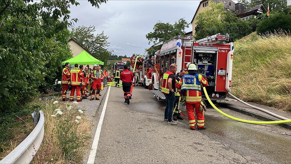 In Löwenstein-Reisach sind etliche Feuerwehrkräfte wegen eines Dachstuhlbrandes im Einsatz. In Löwenstein-Reisach sind etliche Feuerwehrkräfte wegen eines Dachstuhlbrandes im Einsatz.