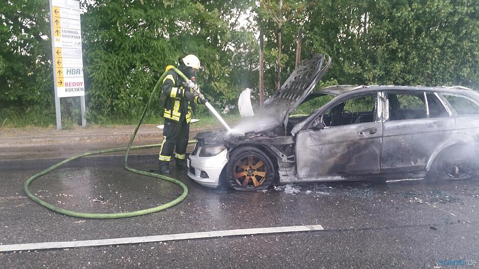 Fahrzeugbrand an der Karl-W&uuml;st-Br&uuml;cke
