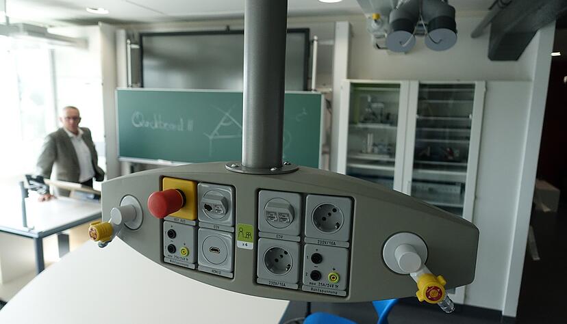 Blick in das Ausstellungs-Klassenzimmer: Auch der einfachere Medienlift bietet &minus;  schwenkbar von der Decke &minus; alles, was fürs Experimentieren notwendig ist.
