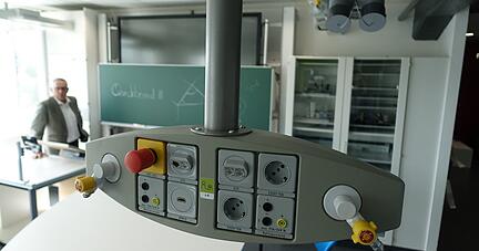 Blick in das Ausstellungs-Klassenzimmer: Auch der einfachere Medienlift bietet &minus;  schwenkbar von der Decke &minus; alles, was f&uuml;rs Experimentieren notwendig ist.