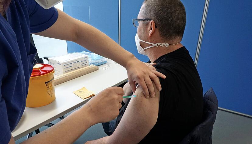 Guenter Wenninger war der erste Marbach-Mitarbeiter, der am Donnerstagmorgen mit Moderna gegen das Coronavirus geimpft wurde.
 Foto: Marbach
