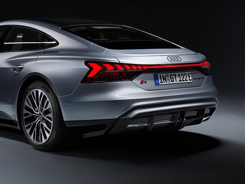 Hier ein Blick auf den Wagen in Florettsilber Metallic. Am Heck dominiert ein aerodynamischerer Diffusor mit vertikalen Finnen.