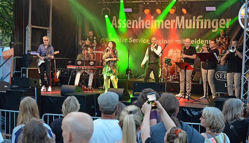 Am Er&ouml;ffnungsabend rissen Soul Connection die Besucher mit. Die Mischung aus Live-Musik und Treff mit Bekannten macht f&uuml;r viele das Seefest aus.
Fotos: Stefanie Pf&auml;ffle