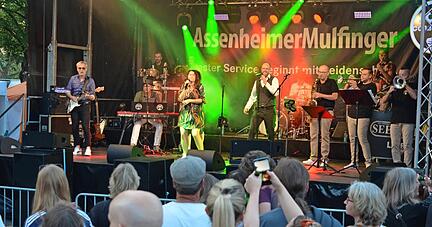 Am Er&ouml;ffnungsabend rissen Soul Connection die Besucher mit. Die Mischung aus Live-Musik und Treff mit Bekannten macht f&uuml;r viele das Seefest aus.
Fotos: Stefanie Pf&auml;ffle