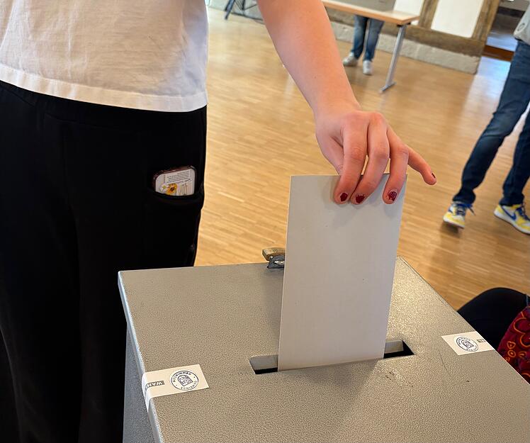 Der Stimmzettel wandert im Gemminger Wahllokal in die Urne. Der Stimmzettel wandert im Gemminger Wahllokal in die Urne.