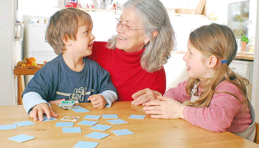 Mit den &bdquo;Leih-Omas&ldquo; hat der Verein Senioren f&uuml;r Andere e.V. ein Angebot geschaffen, bei dem ehrenamtliche Seniorinnen Familien bei der Kinderbetreuung unterst&uuml;tzen (Symbolfoto).