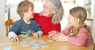 Mit den &bdquo;Leih-Omas&ldquo; hat der Verein Senioren f&uuml;r Andere e.V. ein Angebot geschaffen, bei dem ehrenamtliche Seniorinnen Familien bei der Kinderbetreuung unterst&uuml;tzen (Symbolfoto).