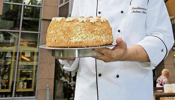 "Sehr anspruchsvolle Gäste, die alles mit dem Café Münch vergleichen": Konditormeister Andreas Bellem vor seinem Kaffeehaus Excellent.Foto: Andreas Veigel "Sehr anspruchsvolle Gäste, die alles mit dem Café Münch vergleichen": Konditormeister Andreas Bellem vor seinem Kaffeehaus Excellent.Foto: Andreas Veigel