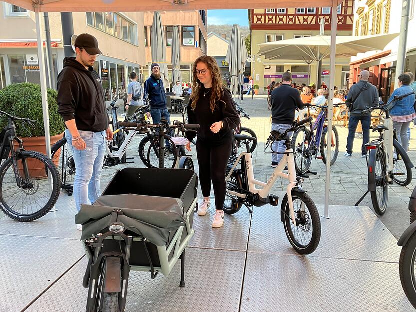 Das Lastenrad macht die Besucher neugierig.