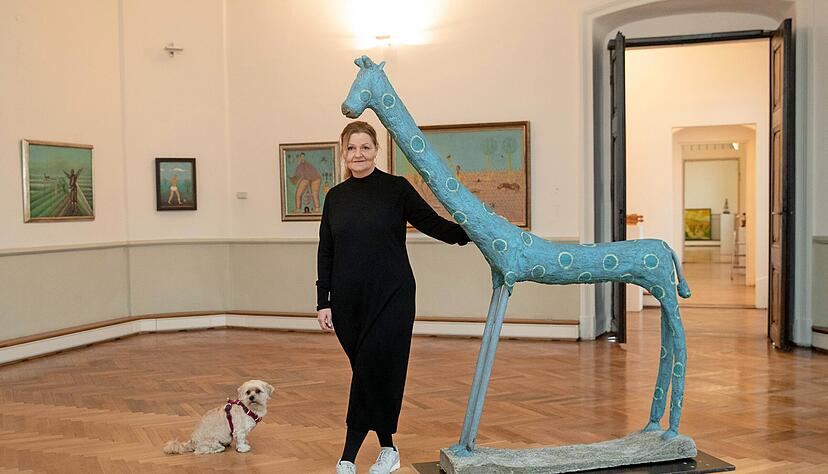 Ob die Giraffe zur Ausstellung an dieser Stelle bleibt, hat Susanne Zander noch nicht entschieden. Hund Sissi kommt auf jeden Fall zur Vernissage im April.
Foto: Andreas Veigel