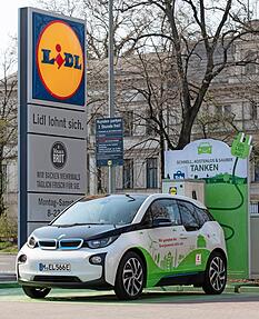 Viele Parkplätze, hier in Berlin, sind heute mit Ladesäulen ausgestattet.