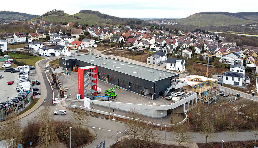 Der rote Übungsturm sticht als Farbtupfer aus dem 5300 Quadratmeter großen Areal hervor und bildet einen Kontrast zur anthrazitfarbenen Fassade des Feuerwehrhauses. Die Rampe führt in die Tiefgarage. Der rote Übungsturm sticht als Farbtupfer aus dem 5300 Quadratmeter großen Areal hervor und bildet einen Kontrast zur anthrazitfarbenen Fassade des Feuerwehrhauses. Die Rampe führt in die Tiefgarage.