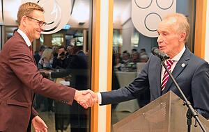 Der noch amtierende Bürgermeister Rolf Kieser (rechts) gratuliert seinem Nachfolger Thomas Csaszar zum klaren Wahlsieg.
Foto: Matthias Heibel Der noch amtierende Bürgermeister Rolf Kieser (rechts) gratuliert seinem Nachfolger Thomas Csaszar zum klaren Wahlsieg.
Foto: Matthias Heibel