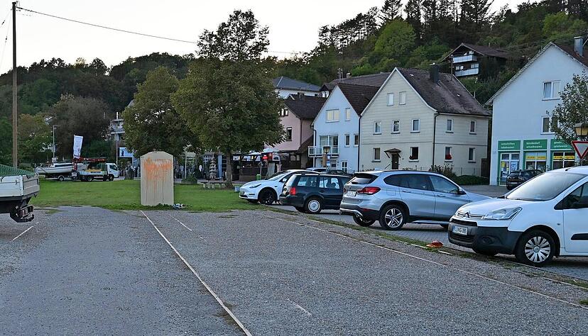 Der Blick vom Bahnhofsareal in diese Richtung wird sich k&uuml;nftig ver&auml;ndern. Hier entsteht der neue Busknotenpunkt an der G&ouml;tzstra&szlig;e. Die Gleise der Jagsttalbahn am Boden sind noch deutlich zu sehen, doch die werden hier enden.
