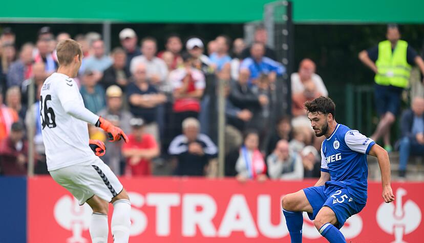 Lilian Egloff (Karlsruher SC, r) erzielt gegen Torwart Lukas Sedlak (Meuselwitz) das Tor zum 0:4. Lilian Egloff (Karlsruher SC, r) erzielt gegen Torwart Lukas Sedlak (Meuselwitz) das Tor zum 0:4.