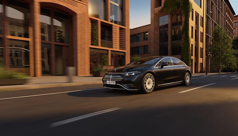 Sehen Sie es? Auf der Motorhaube des neuen EQS strahlt der klassische Mercedes-Stern.