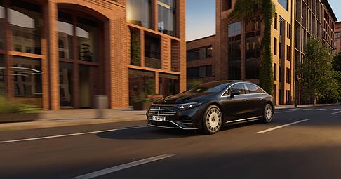 Sehen Sie es? Auf der Motorhaube des neuen EQS strahlt der klassische Mercedes-Stern.