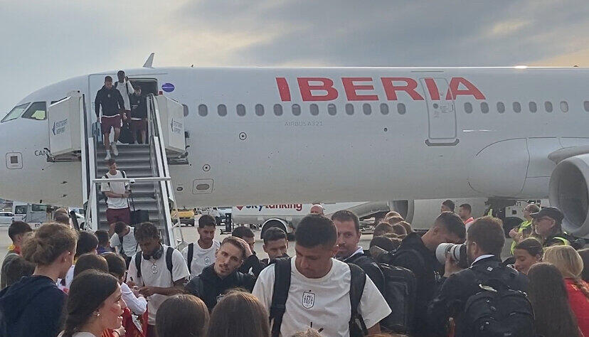 Die spanische Nationalmannschaft wurde von Austauschschülern am Flughafen Stuttgart empfangen.