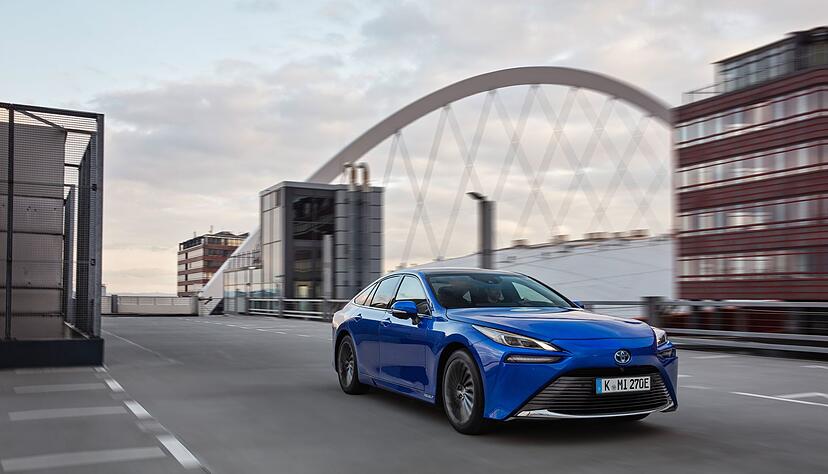 Elektrisch fahren und tanken: Das gewährleisten Wasserstoffautos wie der Toyota Mirai. Elektrisch fahren und tanken: Das gewährleisten Wasserstoffautos wie der Toyota Mirai.