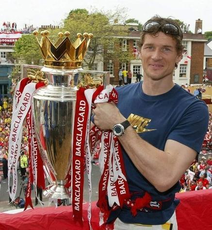 Der deutsche Arsenal-Torwart Jens Lehmann präsentiert den englischen Meisterpokal in London, England (Archivfoto vom 16.05.2004).