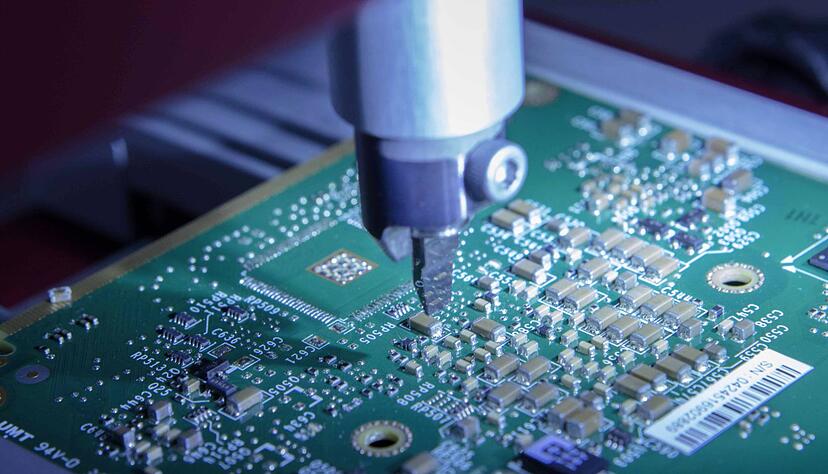 Auf einer Leiterplatte, wie sie in Steuerger&auml;ten bei Audi vorkommen, werden die Verbindungen getestet. Die Chips f&uuml;r solche Ger&auml;te sind Mangelware.
Foto: Audi