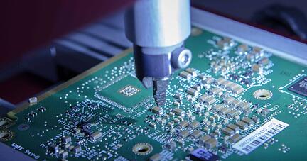 Auf einer Leiterplatte, wie sie in Steuerger&auml;ten bei Audi vorkommen, werden die Verbindungen getestet. Die Chips f&uuml;r solche Ger&auml;te sind Mangelware.
Foto: Audi